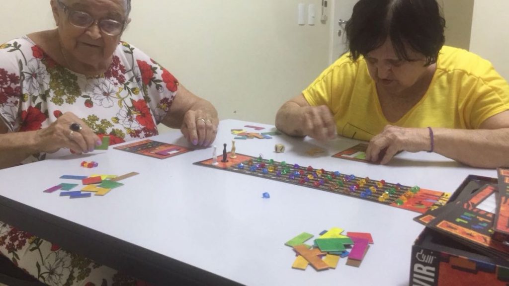 Senhoras jogando jogos de tabulheiro